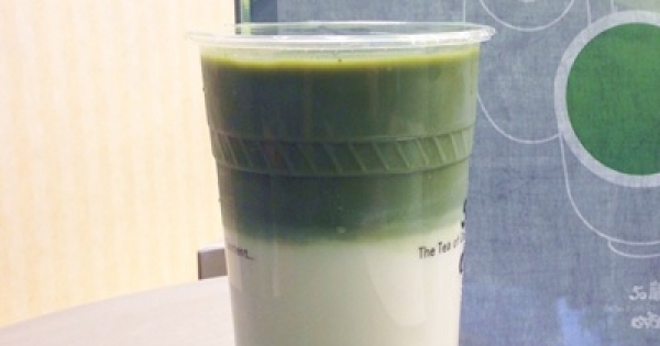 他指出台湾人跟风爱吃的抹茶食品拢是假，原来里头的抹茶粉都是「这个东西」！