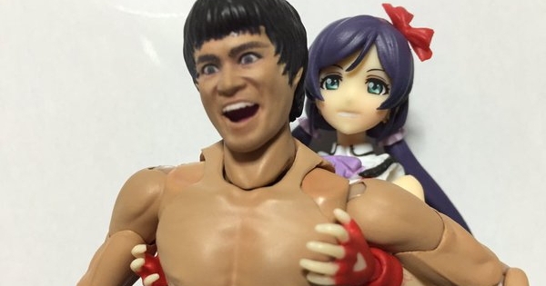 「李小龙可动模型」一推出就被日本网友疯狂恶搞，他的狰狞笑容会害人笑出腹肌啊！