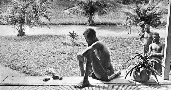 这张没人敢直视的照片就是「人类最兇残的真实纪录」，照片里的父亲正凝视着5岁女儿的手脚…